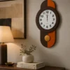 Reloj de Pared Bicolor de Madera con Péndulo Clásico